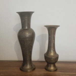 Paire de vases ciselés en laiton