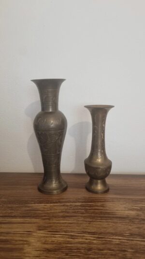 Paire de vases ciselés en laiton