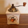 Petit moulin à poivre vintage en porcelaine