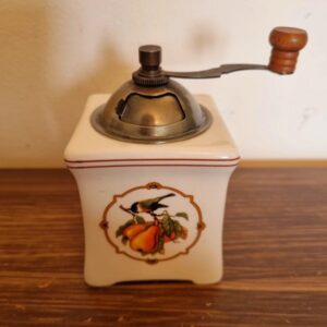 Petit moulin à poivre vintage en porcelaine