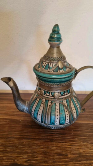 Théière vintage marocaine en métal