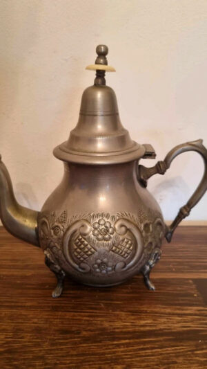 Théière vintage traditionnelle Marocaine en métal argenté