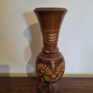Vase vintage en bois sculpté