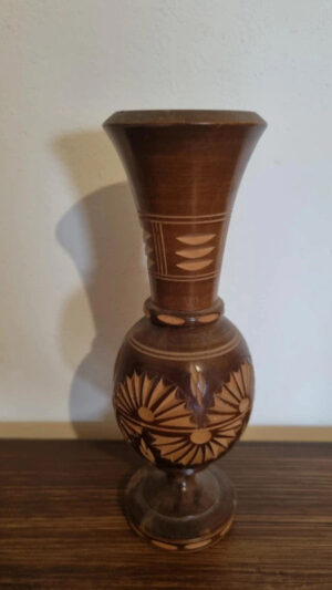 Vase vintage en bois sculpté