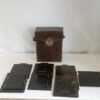 Lot complet d'anciens châssis porte-plaques et étui, parfait pour les passionnés de photographie argentique.