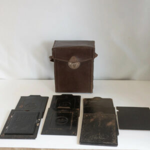 Lot complet d'anciens châssis porte-plaques et étui, parfait pour les passionnés de photographie argentique.