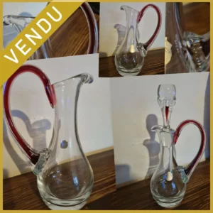 Aiguière en cristal, finitions bordeaux et dorées, pour une touche d’élégance