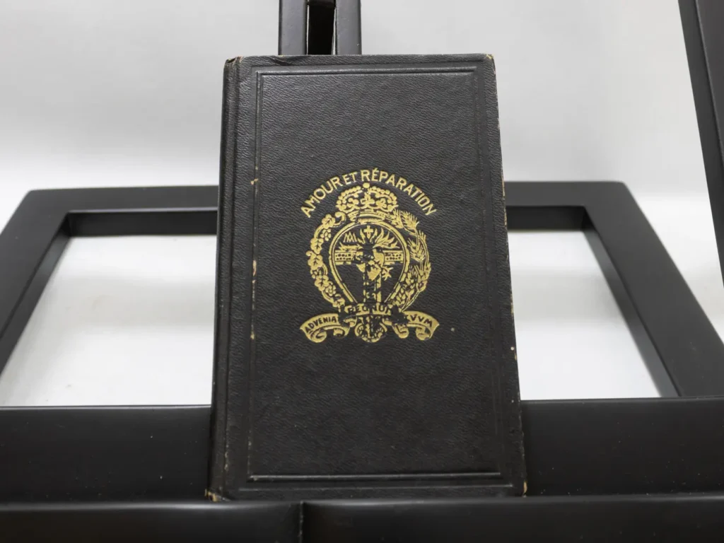 Ancien livre religieux catholique Amour et Réparation de 1921