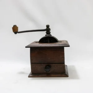 Ancien moulin à café vintage en bois et métal, pièce de charme