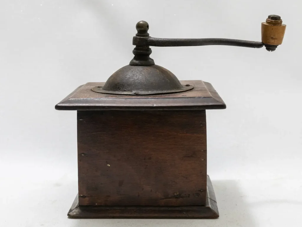 Ancien moulin à café vintage en bois et métal, pièce de charme