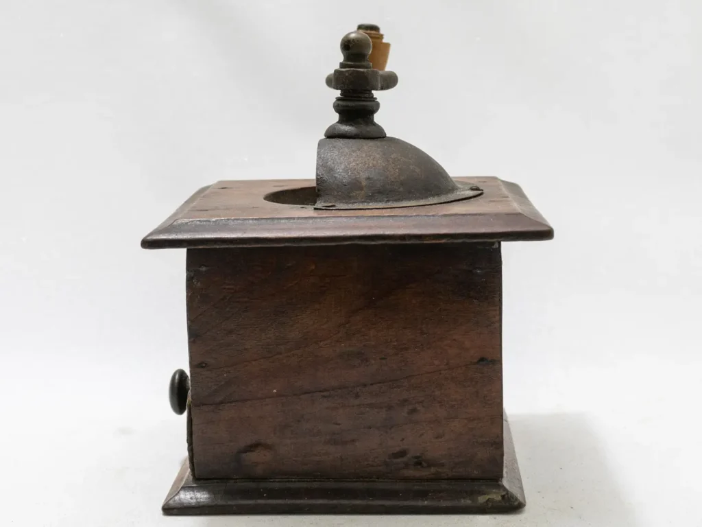 Ancien moulin à café vintage en bois et métal, pièce de charme