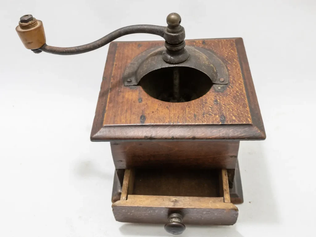 Ancien moulin à café vintage en bois et métal, pièce de charme