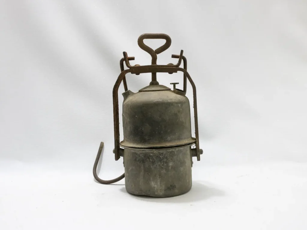 Ancienne lampe à carbure de mineur en métal gris, style indus