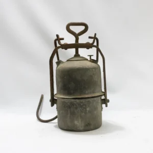 Ancienne lampe à carbure de mineur en métal gris, style indus