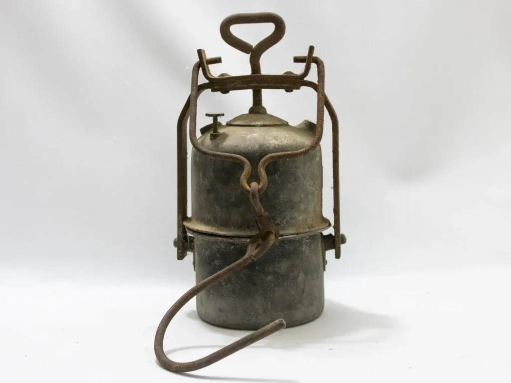 Ancienne lampe à carbure de mineur en métal gris, style indus