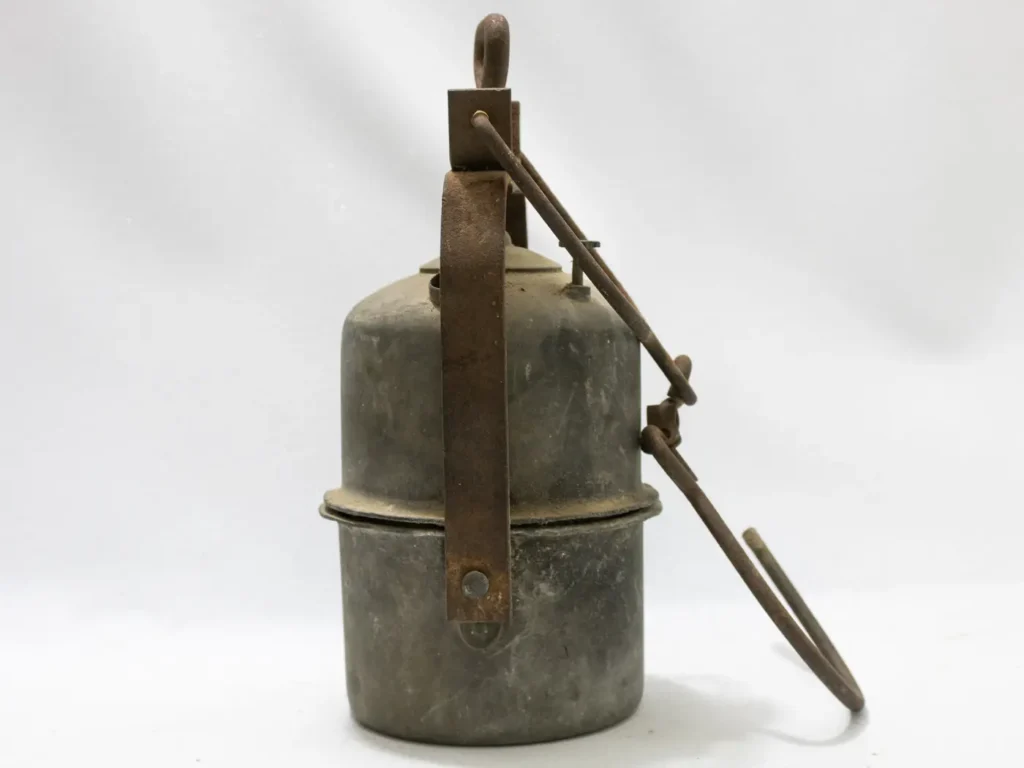 Ancienne lampe à carbure de mineur en métal gris, style indus