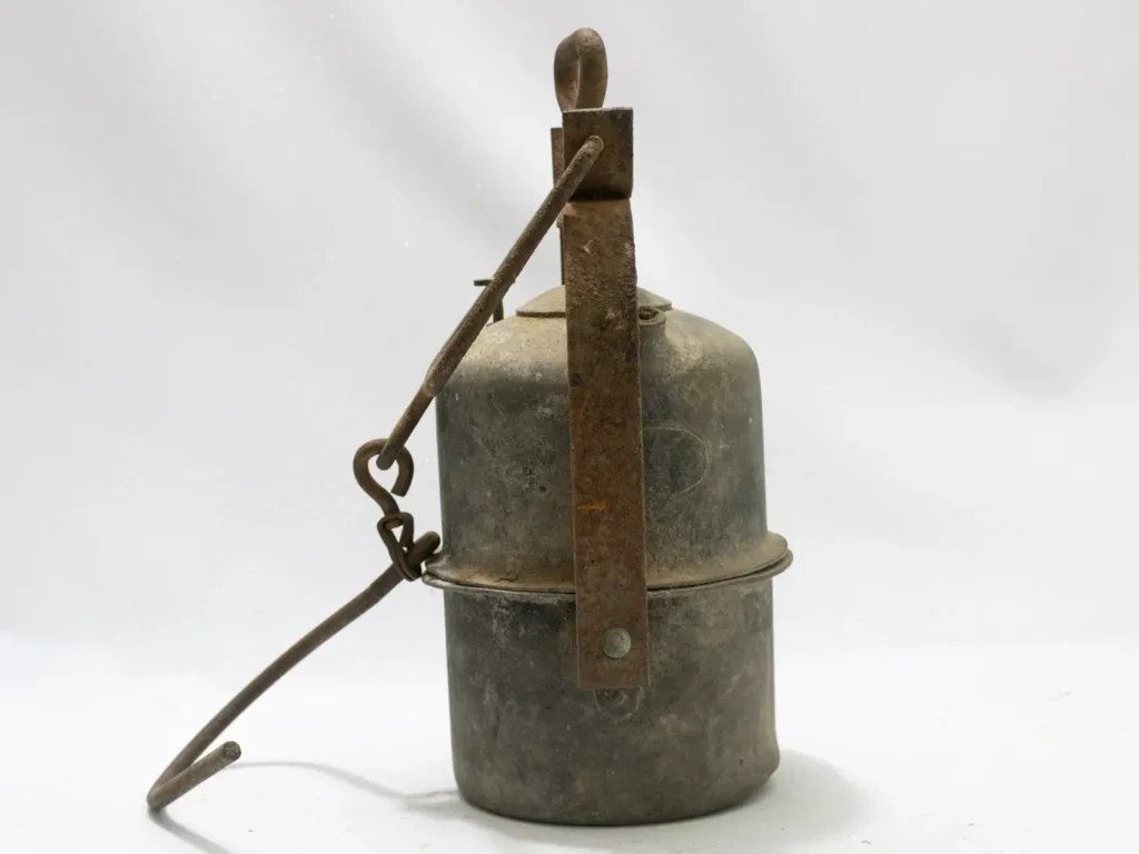 Ancienne lampe à carbure de mineur en métal gris, style indus