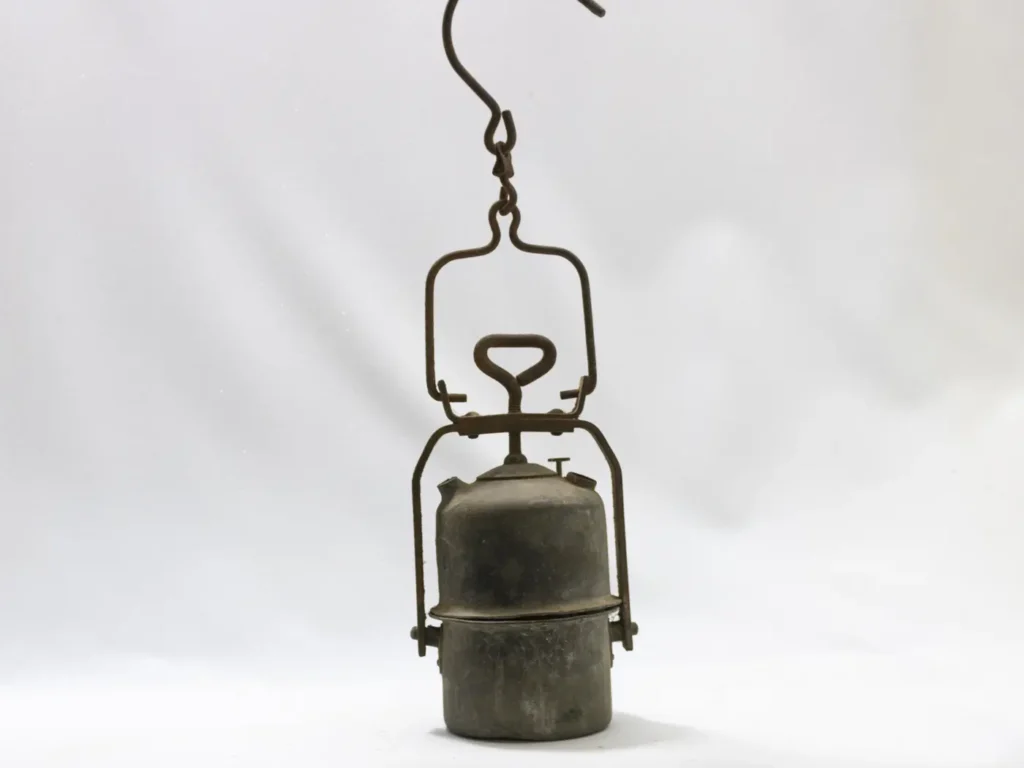 Ancienne lampe à carbure de mineur en métal gris, style indus