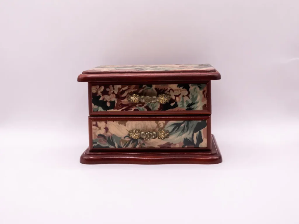 Boîte à bijoux en bois marron avec motifs floraux et miroir
