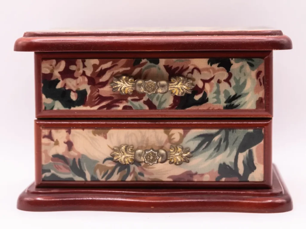 Boîte à bijoux en bois marron avec motifs floraux et miroir
