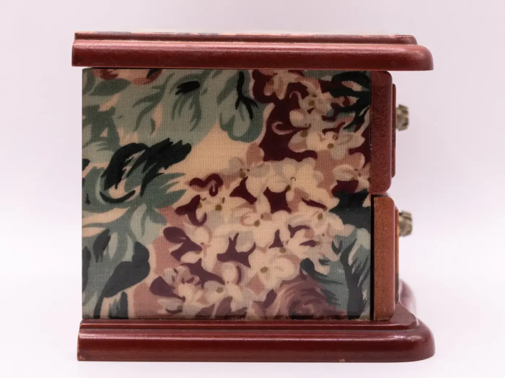 Boîte à bijoux en bois marron avec motifs floraux et miroir