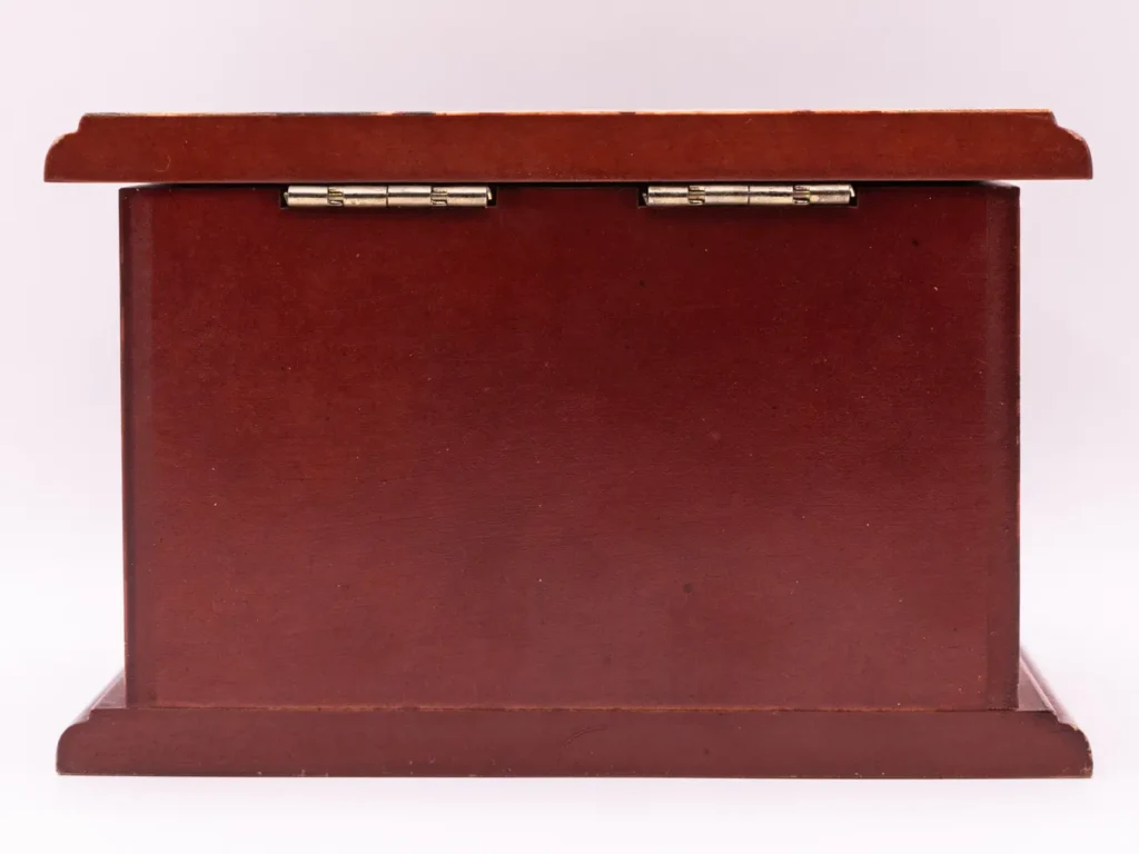 Boîte à bijoux en bois marron avec motifs floraux et miroir