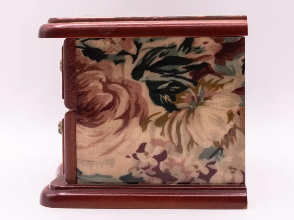 Boîte à bijoux en bois marron avec motifs floraux et miroir