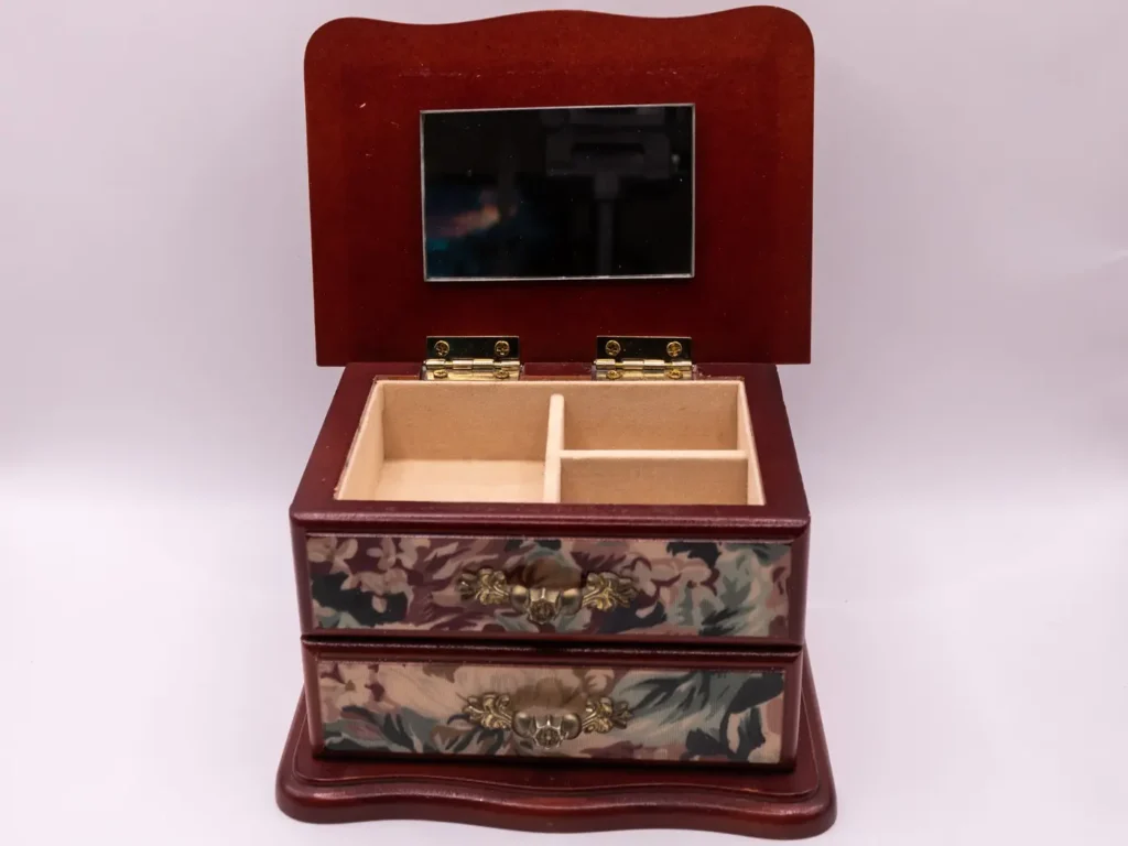 Boîte à bijoux en bois marron avec motifs floraux et miroir