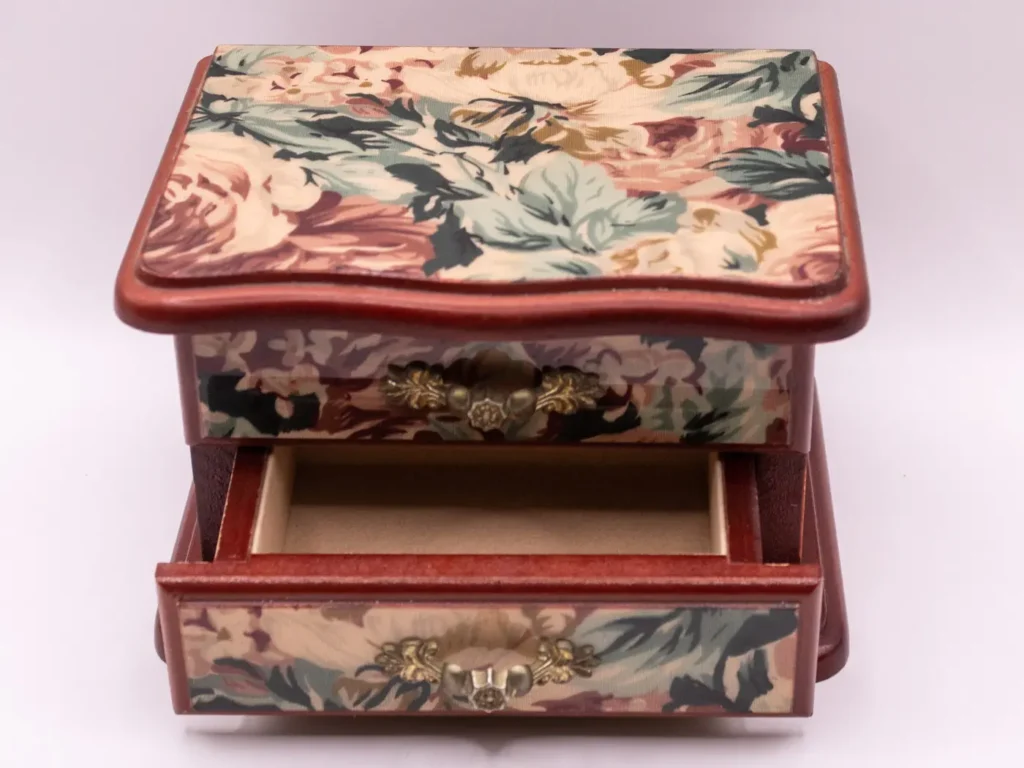 Boîte à bijoux en bois marron avec motifs floraux et miroir