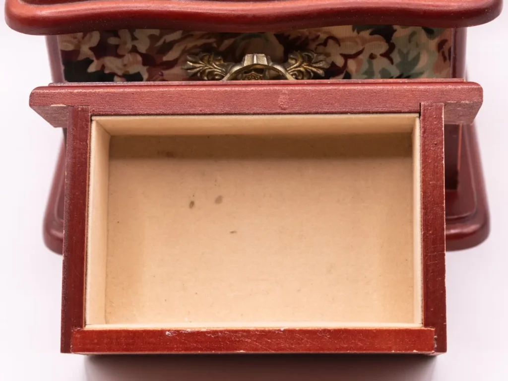 Boîte à bijoux en bois marron avec motifs floraux et miroir