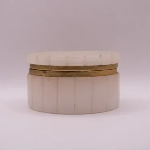 Boîte à bijoux ronde en pierre d'albâtre blanc et métal doré