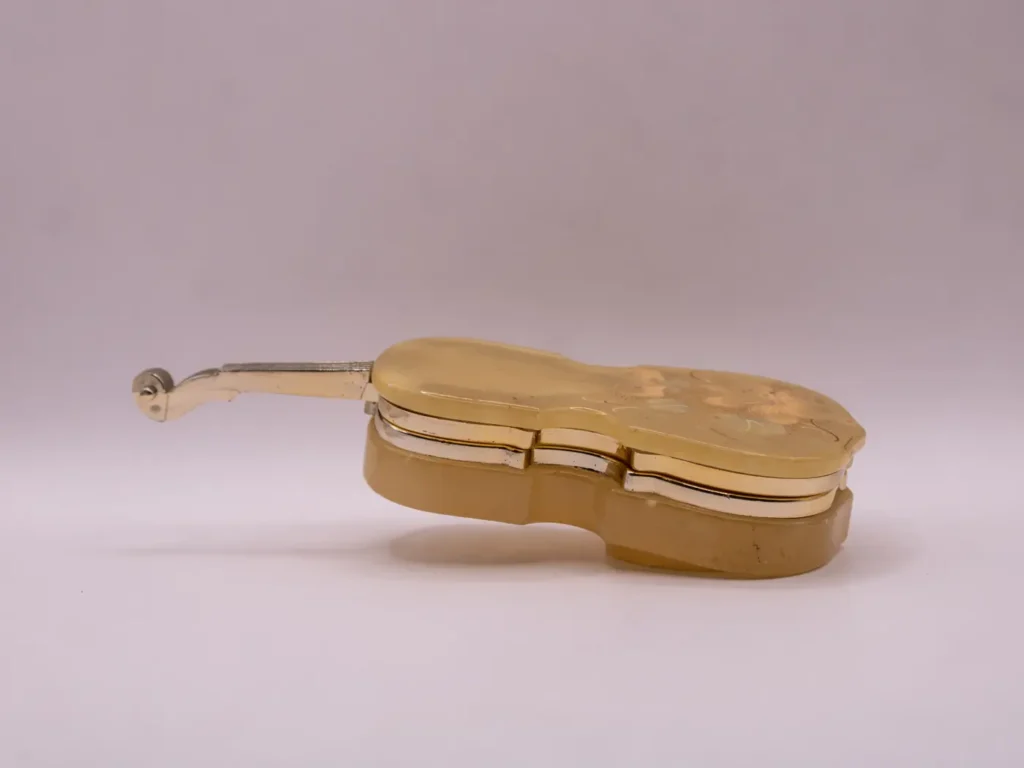 Boîte à bijoux violon en résine dorée imitation albâtre fleurs