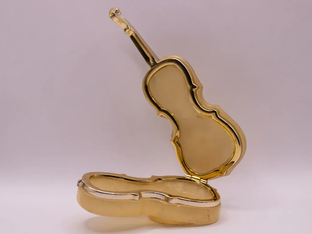 Boîte à bijoux violon en résine dorée imitation albâtre fleurs
