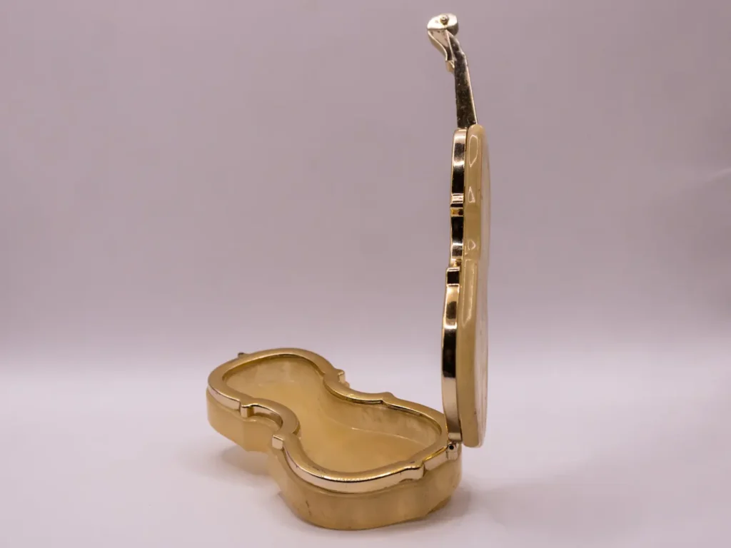 Boîte à bijoux violon en résine dorée imitation albâtre fleurs