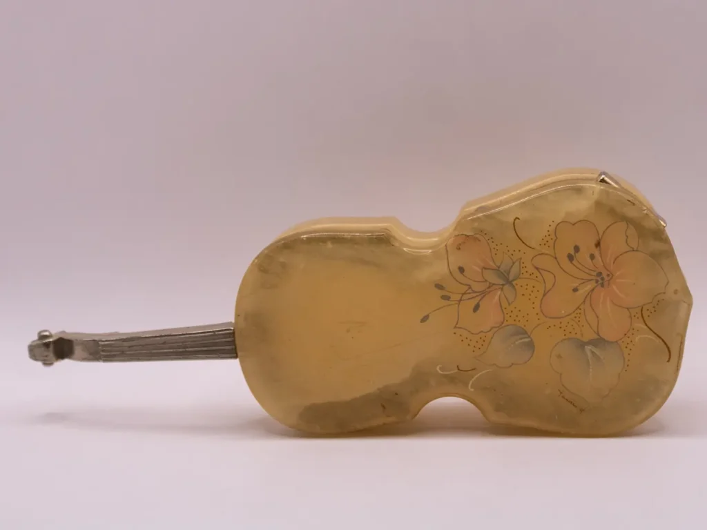 Boîte à bijoux violon en résine dorée imitation albâtre fleurs
