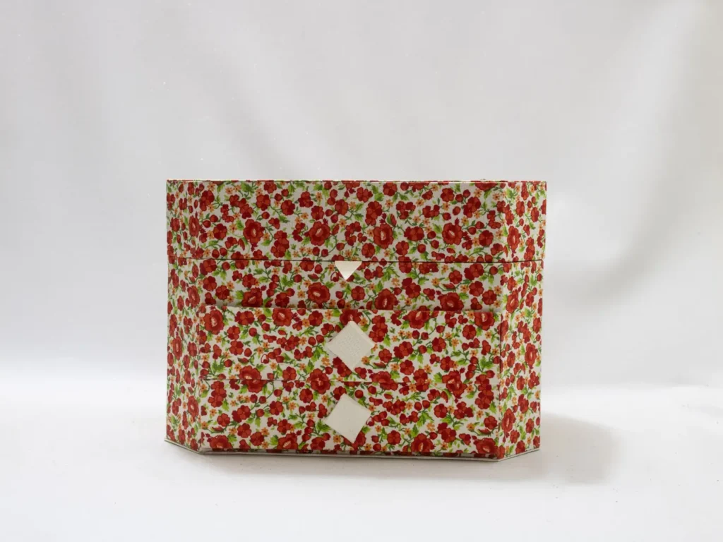 Boîte à couture vintage en bois blanc, couvercle brodé rouge