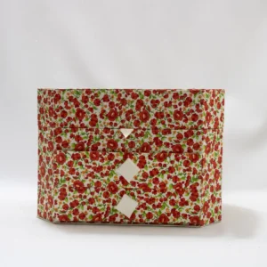 Boîte à couture vintage en bois blanc, couvercle brodé rouge