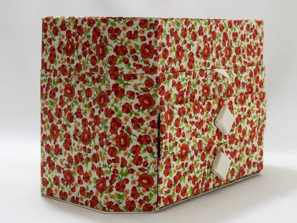 Boîte à couture vintage en bois blanc, couvercle brodé rouge