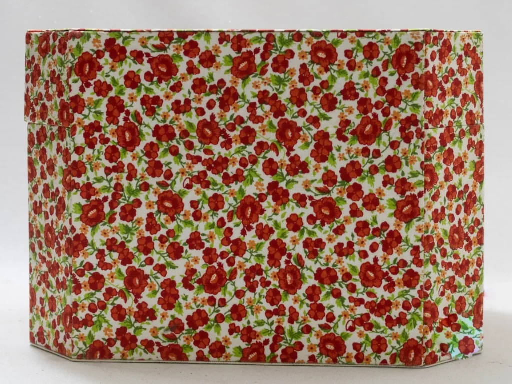 Boîte à couture vintage en bois blanc, couvercle brodé rouge