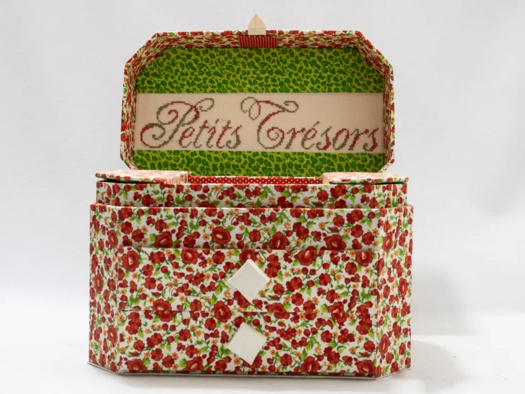 Boîte à couture vintage en bois blanc, couvercle brodé rouge