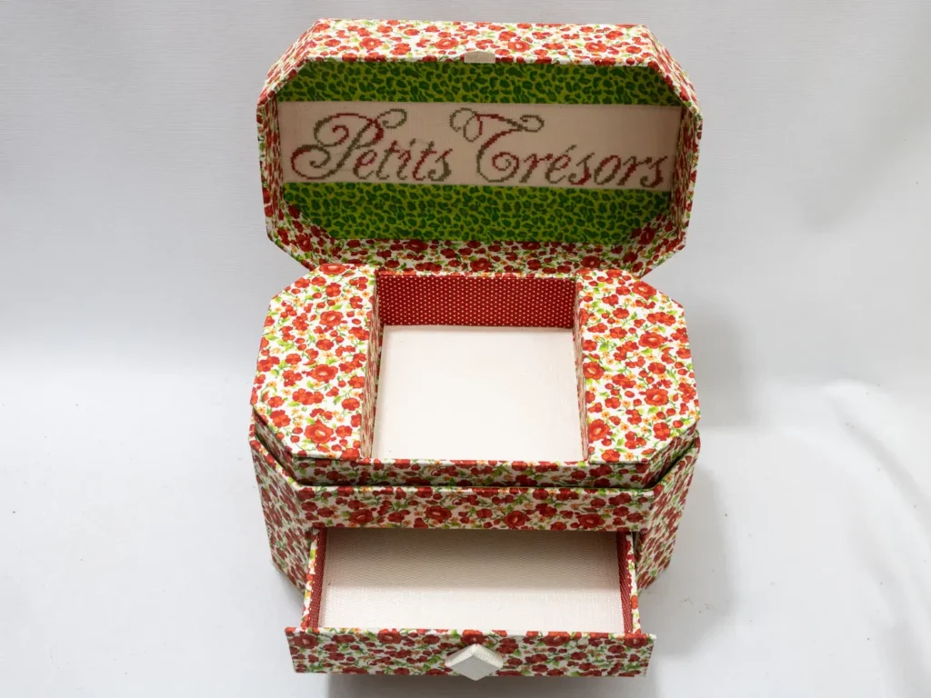 Boîte à couture vintage en bois blanc, couvercle brodé rouge