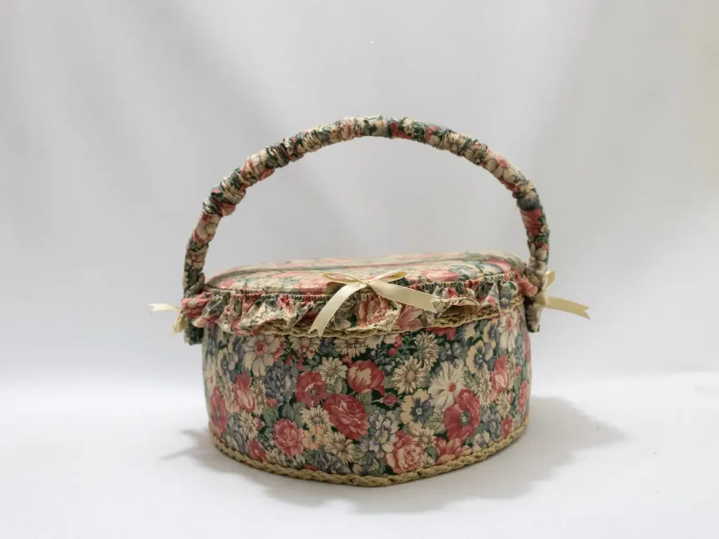 Boîte à ouvrage vintage en forme de cœur, motif floral rose