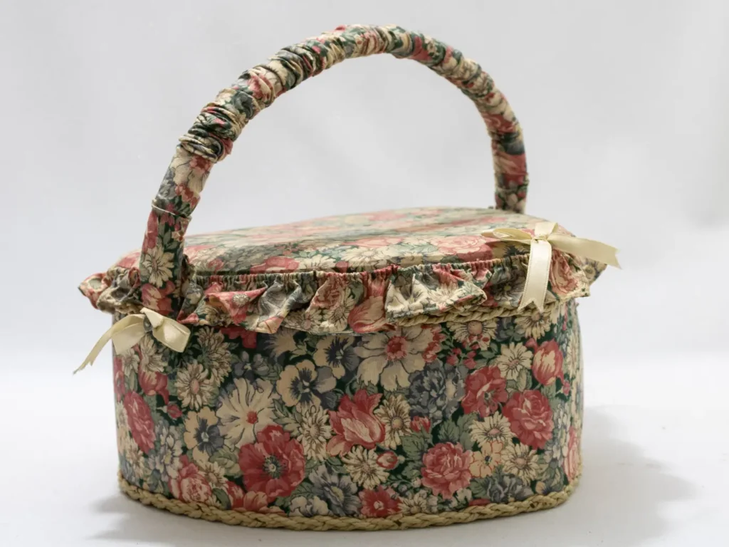 Boîte à ouvrage vintage en forme de cœur, motif floral rose