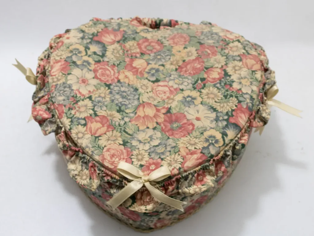 Boîte à ouvrage vintage en forme de cœur, motif floral rose