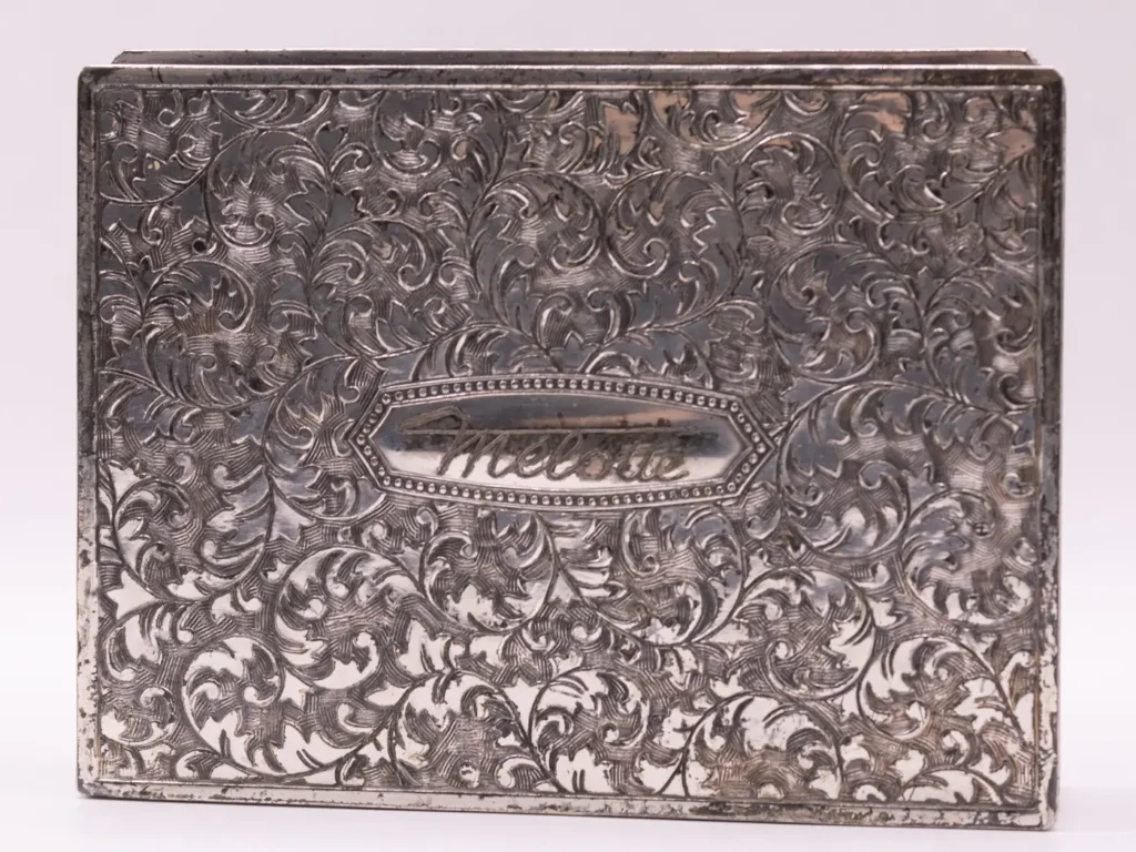 Boîte à tabac ancienne en métal argenté avec gravure Melotte