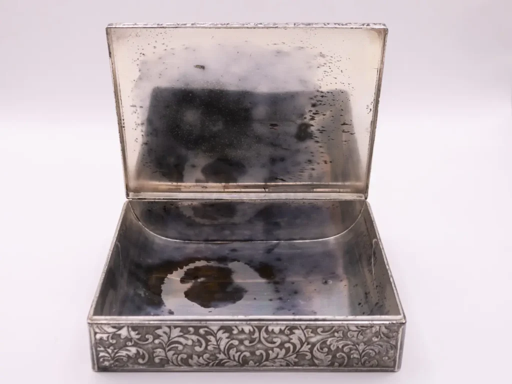 Boîte à tabac ancienne en métal argenté avec gravure Melotte