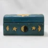 Boîte coffre bleue en bois avec motifs astraux Yin et Yang
