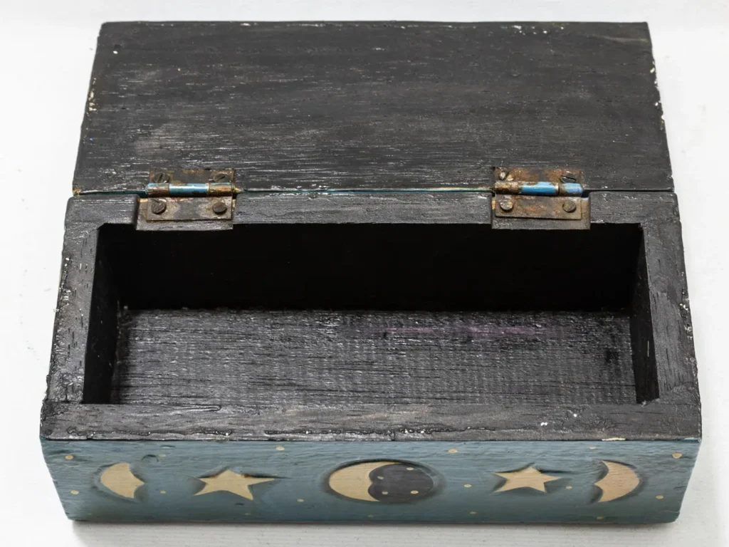 Boîte coffre bleue en bois avec motifs astraux Yin et Yang