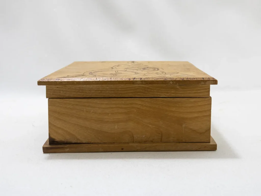 Boîte de Rangement Carrée en Bois Pyrogravé Motifs Floraux