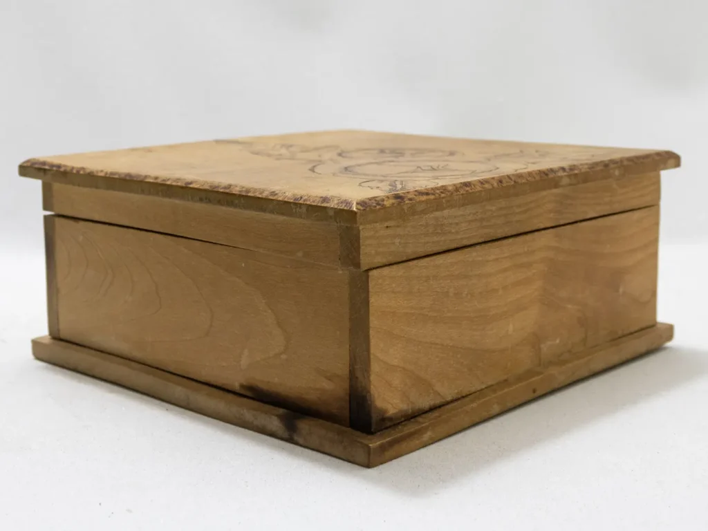 Boîte de Rangement Carrée en Bois Pyrogravé Motifs Floraux